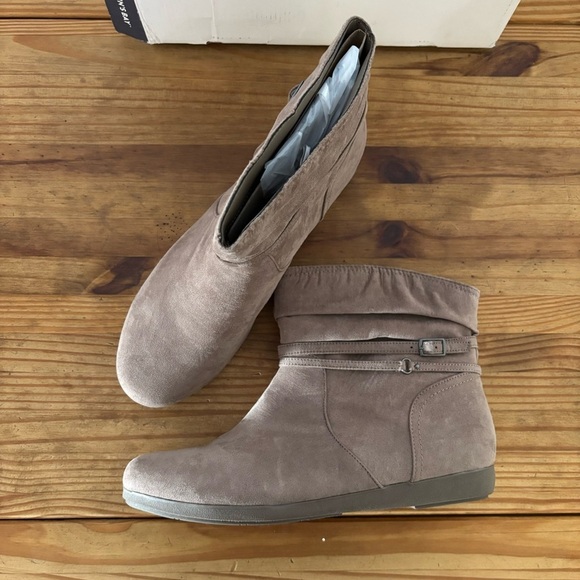 St. John's Bay Womens Kenzie Flat Heel Booties Size 12 - Picture 2 of 10